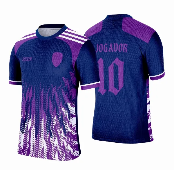 Camisa esportiva personalizada com design exclusivo, apresentando uma estampa gráfica detalhada na parte frontal, incorporando elementos artísticos como animais ou símbolos. O modelo inclui cores vibrantes e contrastantes, com detalhes adicionais como textos estilizados em diferentes idiomas. Na parte traseira, estão disponíveis personalizações com nome e número em destaque. Perfeita para jogos de interclasse, times amadores ou eventos esportivos personalizados.