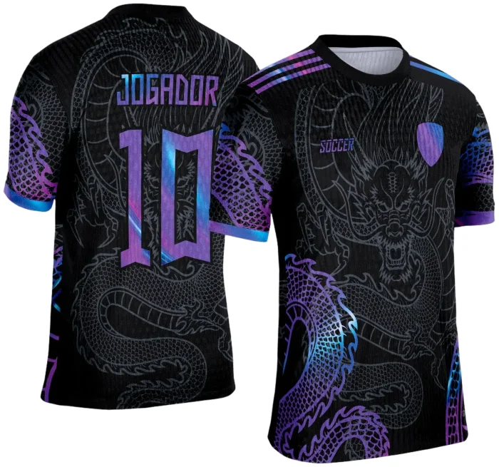 Camisa esportiva personalizada com design exclusivo, apresentando uma estampa gráfica detalhada na parte frontal, incorporando elementos artísticos como animais ou símbolos. O modelo inclui cores vibrantes e contrastantes, com detalhes adicionais como textos estilizados em diferentes idiomas. Na parte traseira, estão disponíveis personalizações com nome e número em destaque. Perfeita para jogos de interclasse, times amadores ou eventos esportivos personalizados.