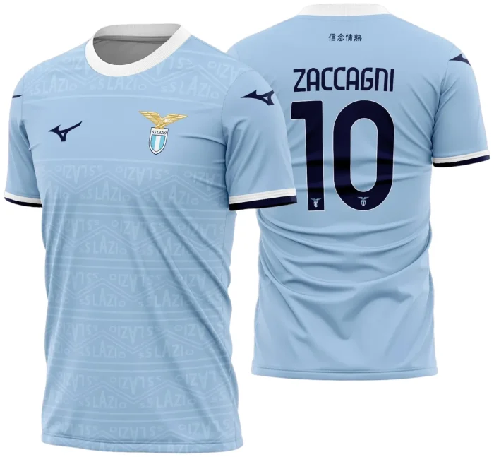 Uniforme de futebol personalizado, projetado para times amadores ou profissionais, com design moderno e arrojado. Apresenta uma combinação de cores contrastantes, logotipo ou escudo do time em destaque no peito, e detalhes gráficos na frente e nas mangas. Na parte traseira, há espaço para personalização com nome e número do jogador, garantindo identidade ao time. Ideal para jogos oficiais, amistosos ou competições, oferecendo estilo e funcionalidade.