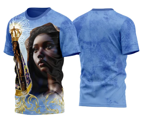 Camisa com logo no peito e estampa grande nas costas apresentando imagem religiosa de Nossa Senhora Aparecida, combinando tradição e fé em design único e marcante.