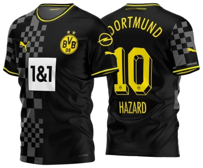 Camiseta unissex preta com logo no peito e estampa grande nas costas inspirada na camisa Borussia Dortmund Reserva 2022-23, ideal para fãs do futebol e torcedores que buscam estilo e conforto.