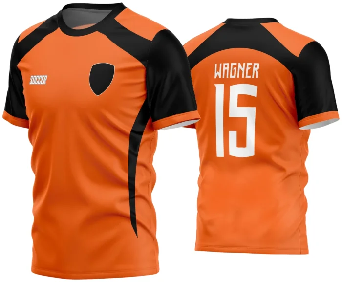 Camisa de futebol amador com logo no peito destacado e estampa grande nas costas, mostrando design moderno e cores vibrantes que valorizam o time em campo com estilo único.