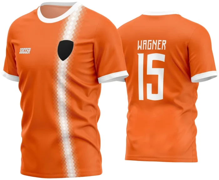 Camisa de futebol amador com logo no peito e estampa grande nas costas, trazendo design moderno e vibrante para o time em ação no campo.