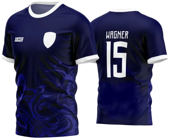 Foto da camisa de futebol com logo no peito e estampa grande nas costas, exibindo design moderno e vibrante ideal para times amadores.