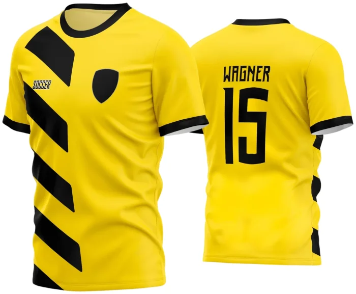 Camisa de futebol amador com logo no peito e estampa grande nas costas, apresentando design moderno com cores vibrantes e detalhes que destacam a identidade do time amador.