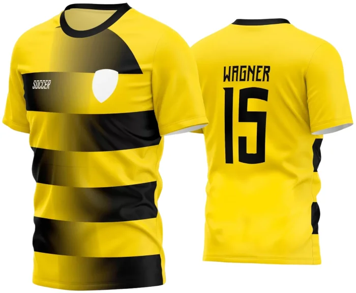 Camisa de futebol com logo no peito e estampa grande nas costas, ideal para times amadores, mostrando design dinâmico e cores vibrantes para partidas ou eventos esportivos.