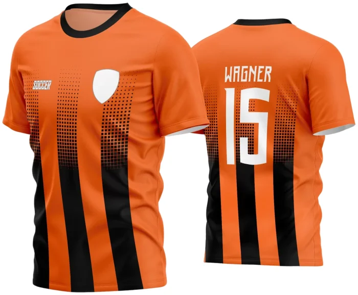 Camisa de futebol amador com logo no peito e estampa grande nas costas, destacando um design moderno e vibrante, ideal para equipes que buscam identidade e estilo no campo.