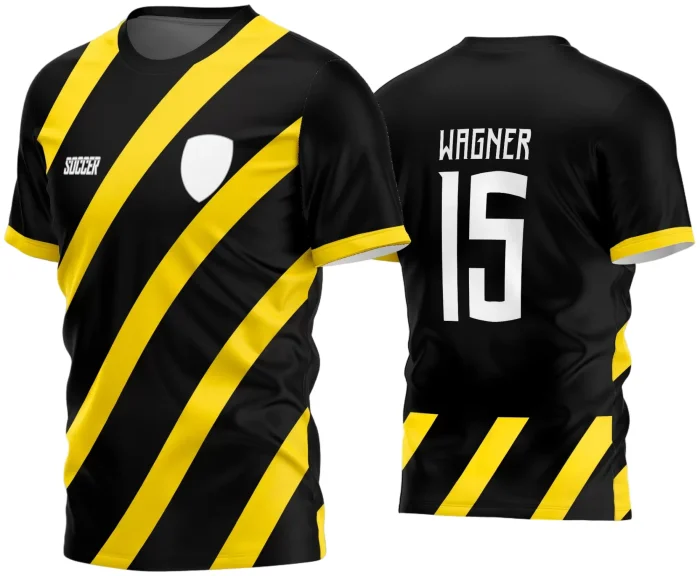 Imagem da camisa de futebol amador com logo no peito e estampa grande nas costas, exibindo design personalizado ideal para equipes locais e eventos esportivos.