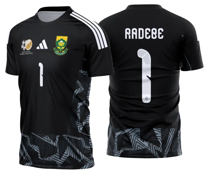 Camiseta unissex preta com logo no peito e estampa grande nas costas, tema Africa do Sul Goleiro 2026-2028, design moderno e esportivo para fãs de futebol.