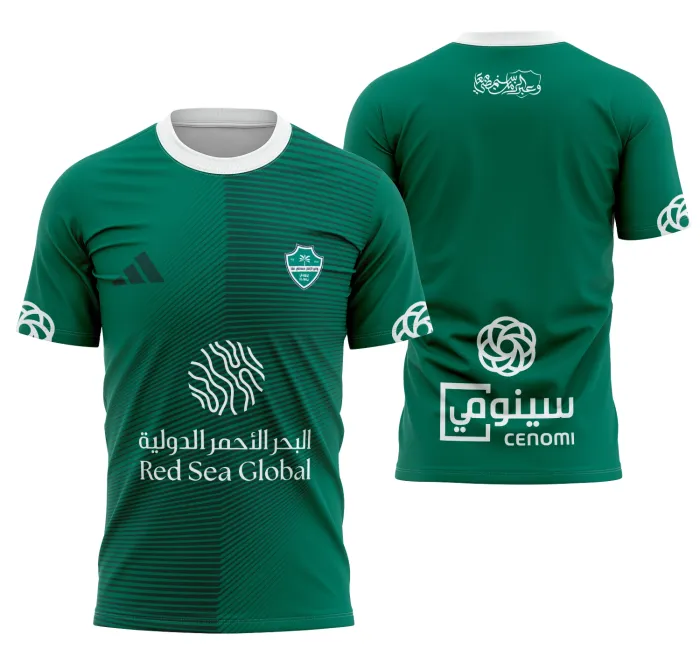 Camiseta unissex preta com logo no peito e estampa grande nas costas, inspirada na camisa Al Ahli uniforme reserva 25-26, perfeita para fãs e colecionadores.
