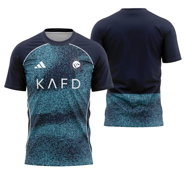 Camiseta unissex preta com logo no peito e estampa grande nas costas, representando o uniforme reserva 25-26 do Al Nassr, ideal para fãs do time e design esportivo.