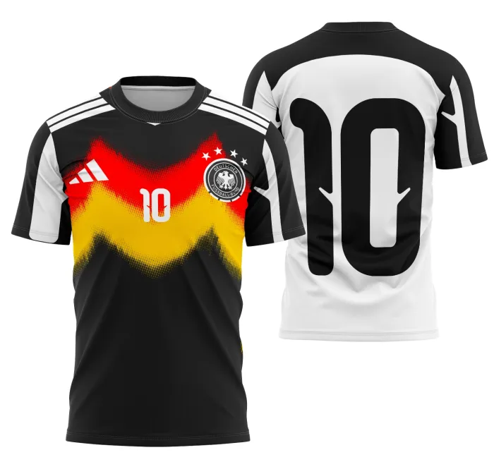 Camiseta unissex branca com logo no peito e estampa grande nas costas, inspirada no kit casa da Alemanha 2026, ideal para fãs de futebol e colecionadores.