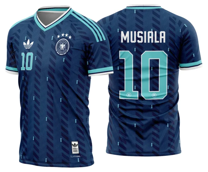 Camiseta unissex preta com logo no peito e estampa grande nas costas inspirada na Camisa Alemanha Reserva 2026-28, design moderno e detalhes vibrantes, perfeita para fãs da seleção alemã.