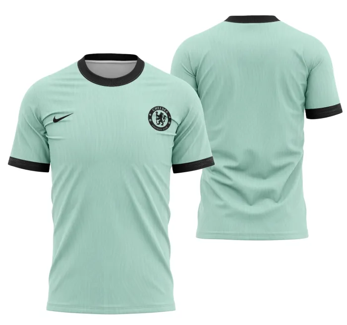 Camiseta unissex preta com logo no peito e estampa grande nas costas com tema Chelsea 2023-2024, ideal para quem ama futebol e estilo alternativo.