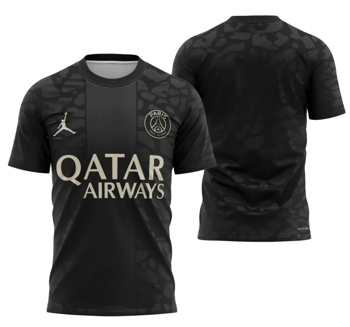 Camiseta unissex preta com logo no peito e estampa grande nas costas inspirada na camisa alternativa PSG 2023-2024, ideal para fãs do time que buscam estilo e conforto.