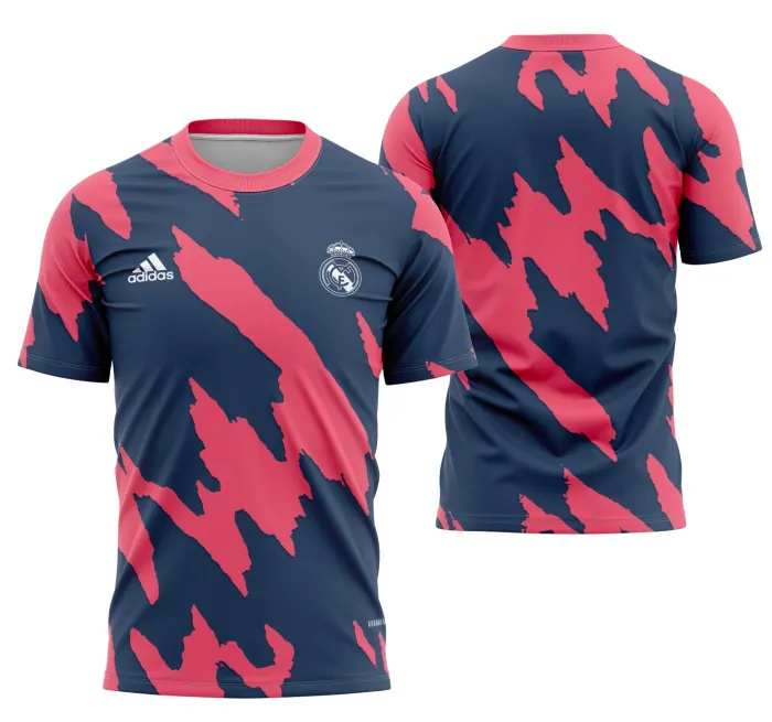 Camiseta unissex preta com logo no peito e estampa grande nas costas inspirada na camisa de aquecimento do Real Madrid 2020-2021, ideal para fãs e personalização estilo esportivo.