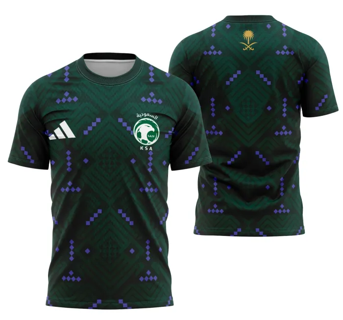 Camiseta unissex com cor base preta, logo no peito e estampa grande nas costas com tema da Arábia Saudita Casa Kit 2026, ideal para fãs e colecionadores.
