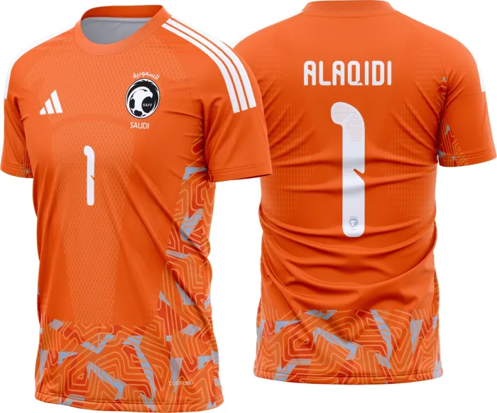 Camiseta preta unissex com logo no peito e estampa grande nas costas inspirada na camisa goleiro da Arabia Saudita 2026 2028, visual moderno e estilo esportivo marcante.