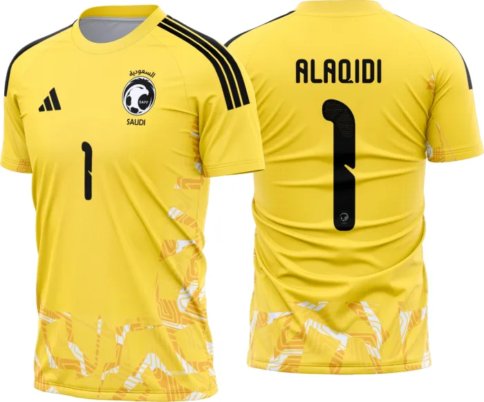 Camiseta preta unissex com logo no peito e estampa grande nas costas inspirada na camisa goleiro da Arabia Saudita 2026 2028, visual moderno e estilo esportivo marcante.