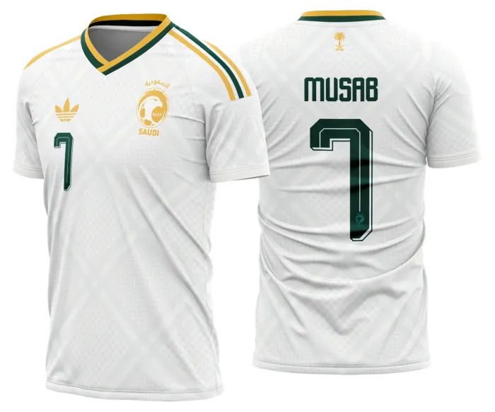 Camiseta unissex branca com logo no peito e estampa grande nas costas retratando o tema Arabia Saudita Reserva 2026-2028, ideal para fãs e colecionadores