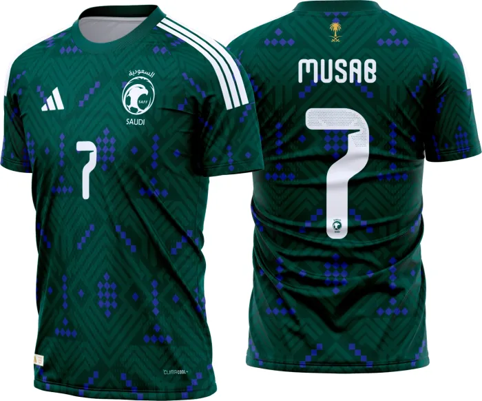 Camiseta unissex preta com logo no peito e estampa grande nas costas temática da Arabia Saudita Titular 2026 2028, design moderno e vibrante para torcida e fãs de futebol.