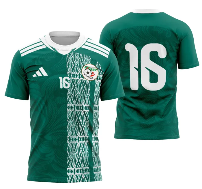 Foto de camiseta unissex preta com logo no peito e estampa grande nas costas, inspirada no conceito da Argélia FC, perfeita para torcedores e fãs do time.