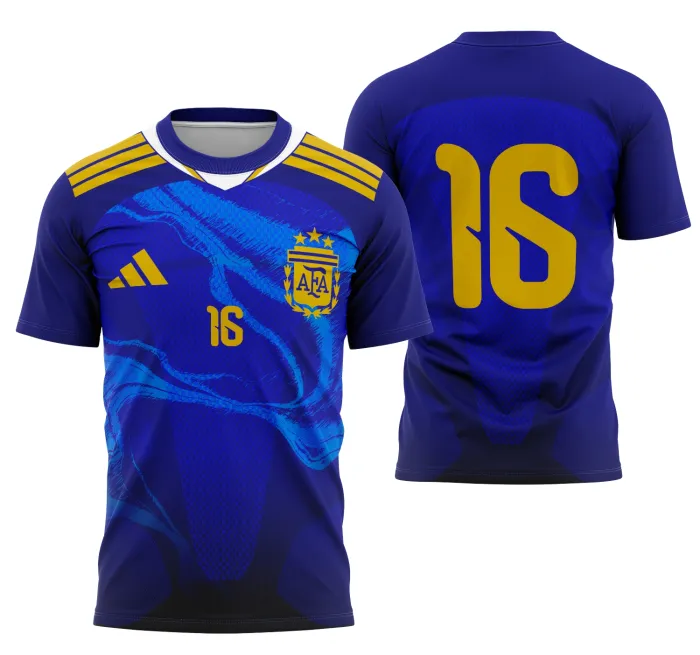 Camiseta unissex branca com logo no peito e estampa grande nas costas, inspirada no conceito da seleção Argentina, perfeita para fãs de futebol e design esportivo.