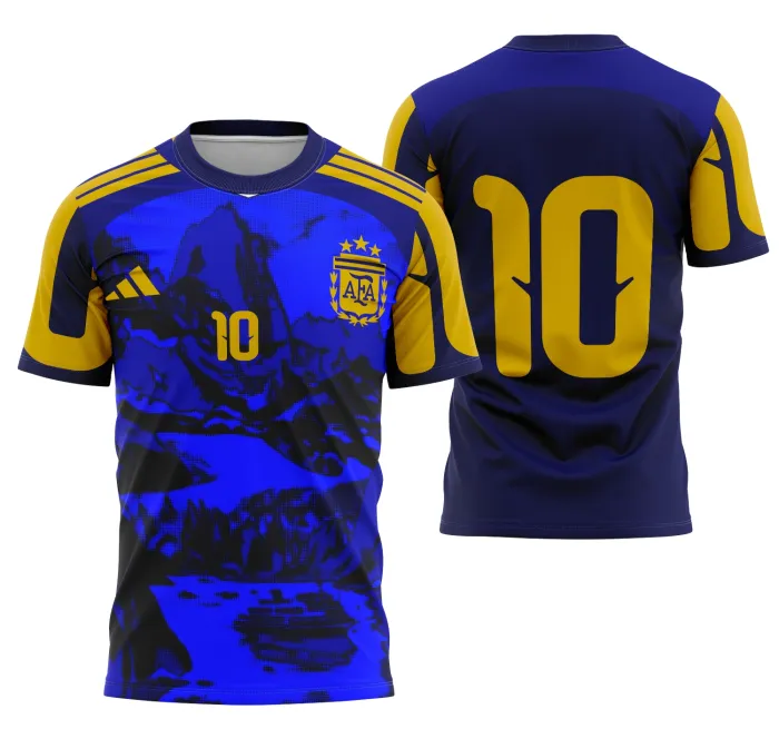 Camiseta unissex preta com logo no peito e estampa grande nas costas inspirada na Argentina Fora Kit Conceito 2026, perfeita para fãs de futebol e colecionadores de peças temáticas.