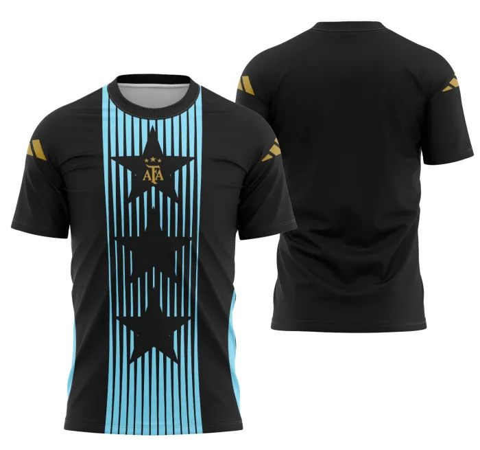 Camiseta unissex branca com logo no peito e estampa grande nas costas da camisa Argentina Pre-Match 2024, estilo esportivo moderno e detalhes destacados.
