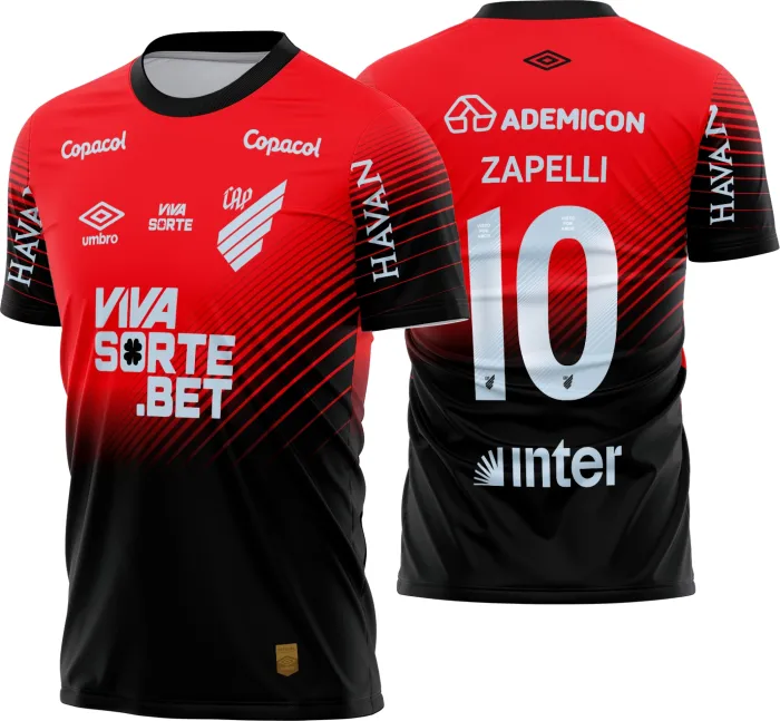 Camiseta unissex preta com logo no peito e estampa grande nas costas inspirada na camisa Athletico PR Titular 2025-26, ideal para fãs do time mostrarem sua paixão com estilo e conforto.