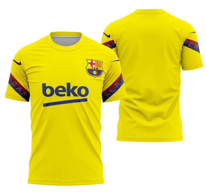 Camiseta unissex preta com logo no peito e estampa grande nas costas inspirada na camisa Barcelona Entrenamiento 2020-2021, ideal para fãs do time e visual esportivo marcante.