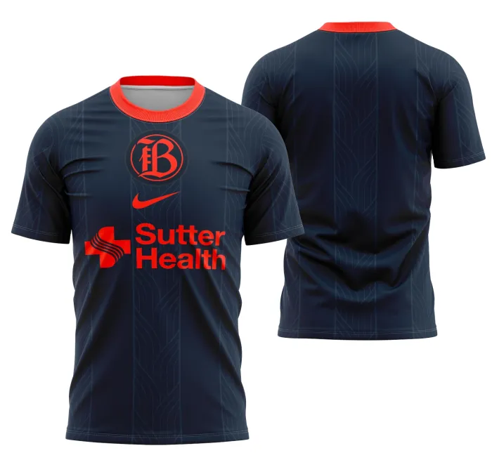Camiseta unissex preta com logo no peito e estampa grande nas costas, inspirada no Bay FC Uniforme Principal 2025, ideal para fãs do clube e colecionadores.