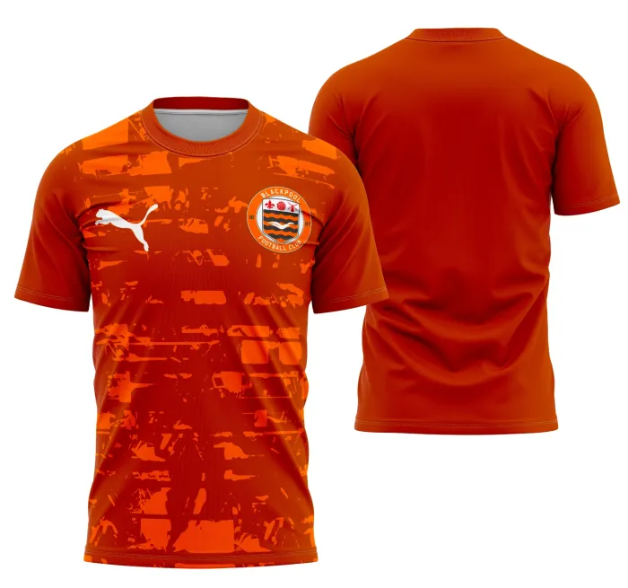Camiseta preta unissex com logo no peito e estampa grande nas costas do Blackpool FC, ideal para fãs do time que buscam estilo esportivo e autenticidade no visual.