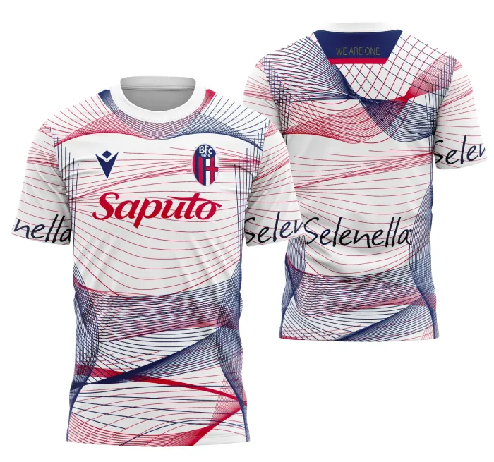 Camiseta unissex preta com logo no peito e estampa grande nas costas inspirada em Bologna 2024, ideal para torcedores e amantes do futebol.