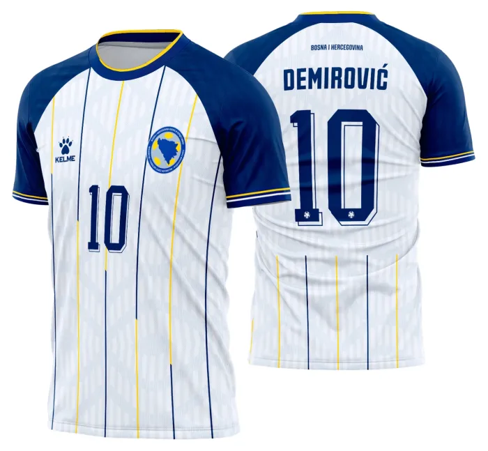 Camiseta unissex preta com logo no peito e estampa grande nas costas inspirada na Bosnia Reserva 2026-2028, ideal para fãs e colecionadores.