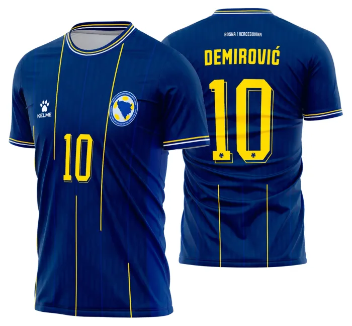 Camiseta preta unissex com logo no peito e estampa grande nas costas inspirada na Camisa Bosnia Titular 2026 2028, visual moderno e esportivo para fãs de futebol.