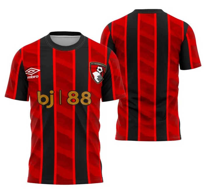 Foto de camiseta unissex preta com logo no peito e estampa grande nas costas com tema da camisa Bournemouth Uniforme Principal 2025-26, estilo esportivo e moderno.