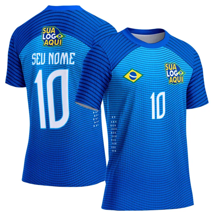 Camiseta unissex branca com logo no peito e estampa grande nas costas inspirada na seleção do Brasil para a Copa do Mundo 2026, ideal para torcedores que buscam estilo e conforto.