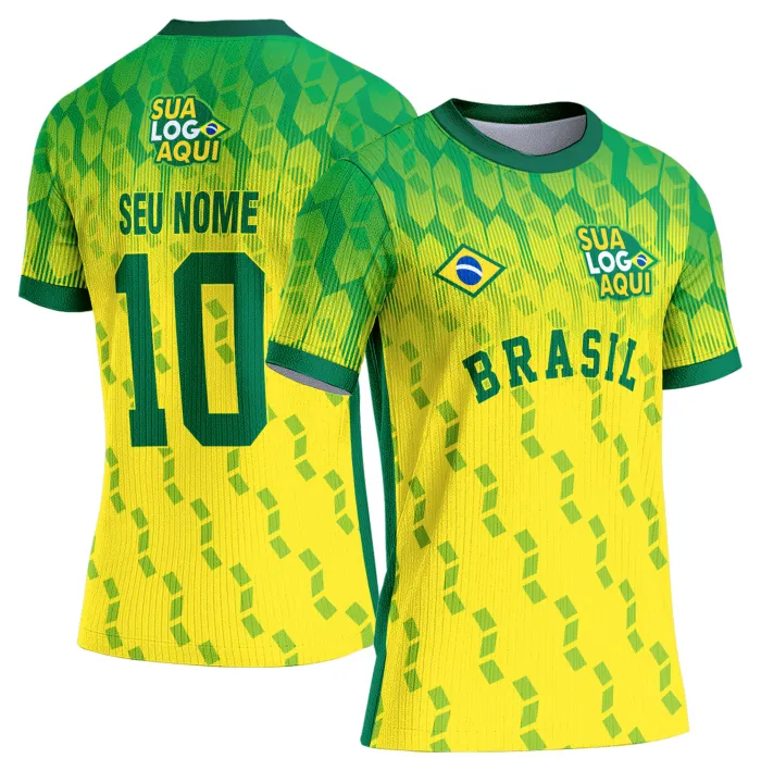 Camiseta unissex branca com logo no peito e estampa grande nas costas inspirada na seleção do Brasil para a Copa do Mundo 2026, ideal para torcedores que buscam estilo e conforto.