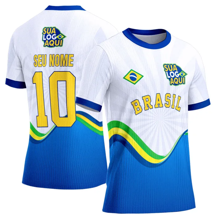 Camiseta unissex branca com logo no peito e estampa grande nas costas inspirada na seleção do Brasil para a Copa do Mundo 2026, ideal para torcedores que buscam estilo e conforto.