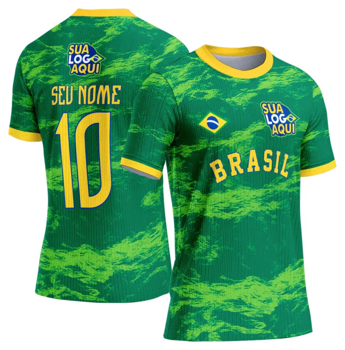 Camiseta unissex branca com logo no peito e estampa grande nas costas sobre a Copa do Mundo 2026 Brasil, design vibrante e moderno, ideal para torcer com estilo e paixão.