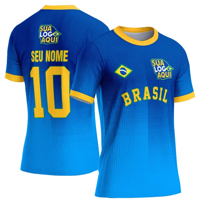 Camiseta unissex branca com logo no peito e estampa grande nas costas com o tema Brasil Copa do Mundo 2026, design vibrante e moderno para os fãs do futebol.
