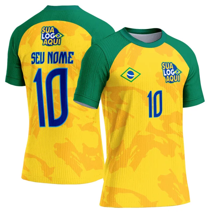 Camiseta unissex branca com logo no peito e estampa grande nas costas inspirada na seleção do Brasil para a Copa do Mundo 2026, ideal para torcedores que buscam estilo e conforto.