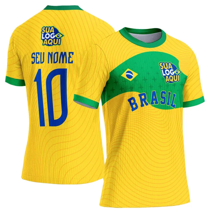 Camiseta unissex branca com logo no peito e estampa grande nas costas, temática Brasil Copa do Mundo 2026, perfeita para torcedores vibrantes e fãs do futebol.