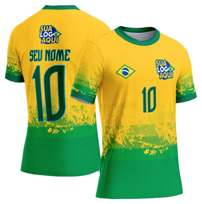 Camiseta unissex branca com logo no peito e estampa grande nas costas inspirada na seleção do Brasil para a Copa do Mundo 2026, ideal para torcedores que buscam estilo e conforto.