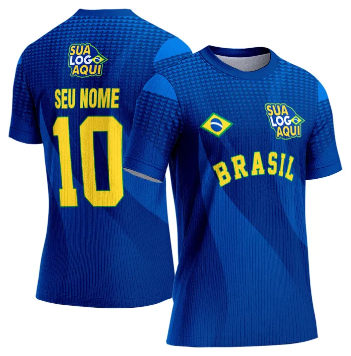 Camiseta unissex branca com logo no peito e estampa grande nas costas com tema Brasil Copa do Mundo 2026, mostrando design vibrante e estilo esportivo moderno.