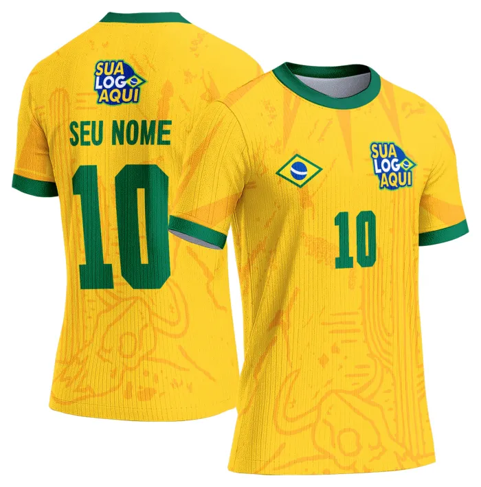 Camiseta unissex branca com logo no peito e estampa grande nas costas inspirada na seleção do Brasil para a Copa do Mundo 2026, ideal para torcedores que buscam estilo e conforto.