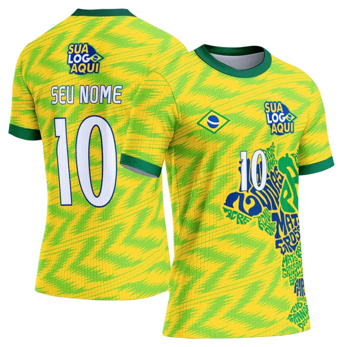 Camiseta unissex branca com logo no peito e estampa grande nas costas inspirada na seleção do Brasil para a Copa do Mundo 2026, ideal para torcedores que buscam estilo e conforto.