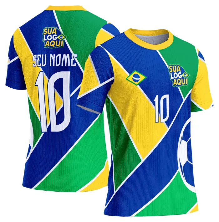 Camiseta unissex branca com logo no peito e estampa grande nas costas inspirada na seleção do Brasil para a Copa do Mundo 2026, ideal para torcedores que buscam estilo e conforto.