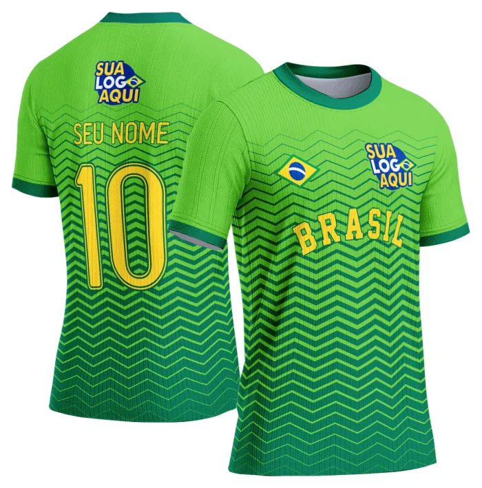 Camiseta unissex branca com logo no peito e estampa grande nas costas temática Brasil Copa do Mundo 2026, perfeita para torcedores que querem mostrar orgulho nacional com estilo e conforto.